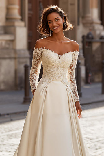 Robe de mariée trapèze en dentelle ivoire appliquée à traîne de balayage